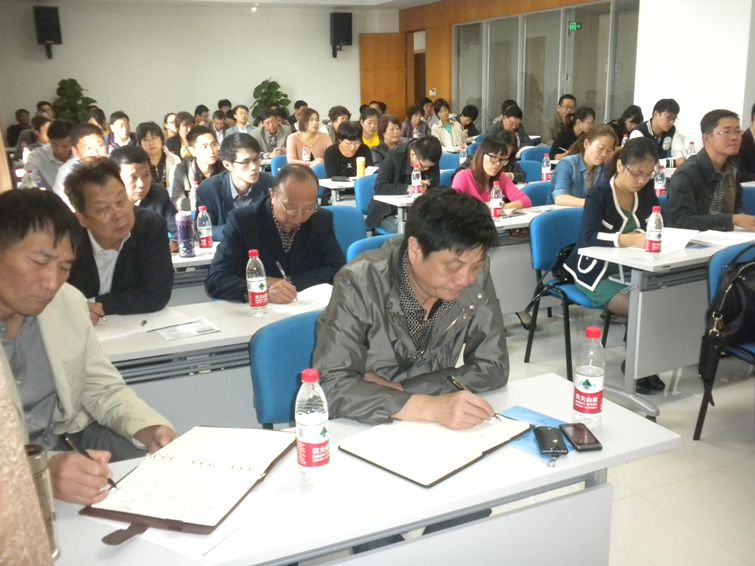 建筑业“营业税”改成“增值税”,是国家税制改革的重大举措,经过多年的筹措和准备,“营改增”的脚步已经临近。 为了迎接“营改增”的到来,确保“营改增”的平稳过渡,提高对“营改增”的认识和应对策略,南通十建集团有限公司于2014年10月18日召开“营改增”动员会,对“营改增”的意义、“营改增”对建筑业的影响、“营改增”过渡期的帐务处理、应对思路,“营改增”后建筑业帐务业务的处理进行了讲解、宣传和动员。 参加会议的有集团公司的主要领导、各部门负责人、各分公司领导、财务主管、各项目部实际负责人、财务管理人员。与会人员对相关政策及专业业务进行了学习和讨论,会议在热烈活泼的氛围中进行。 通过动员,大家提高了对“营改增”的认识,增强了落实 “营改增”的信心,对落实“营改增”前的过渡期工作做到的心里有“底”。全体人员表示:要切实加强当前财务管理工作,严格执行财务制度和财经纪律,及时做好在建工程的成本帐务,以积极认真的态度,一丝不苟的工作作风做好财务工作,以实际行动迎接“营改增”的到来,确保“营改增”在十建集团内的平稳过渡,为十建的做大做强,为企业的腾飞做出自己的努力。